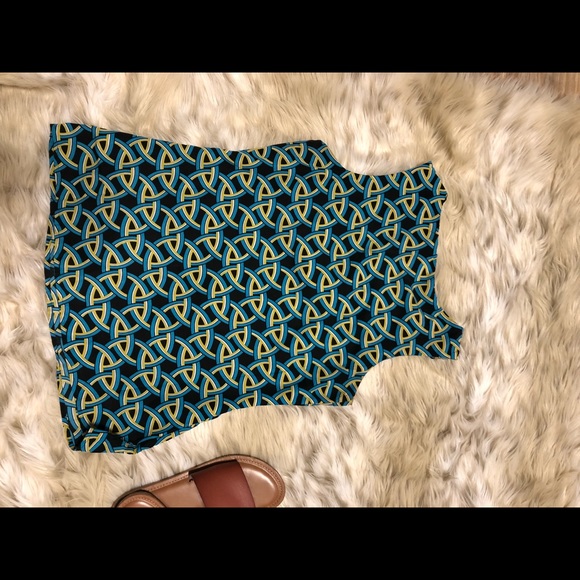 Geometric Pattern Sleeveless Top - Picture 2 of 4
